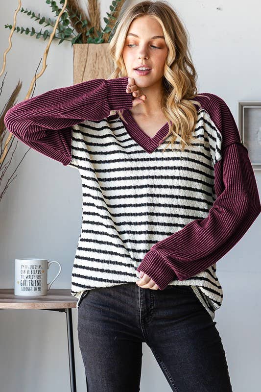 STRIPE AND SOLID URBAN RIBBED CONTRAST TOP: BURGUNDY