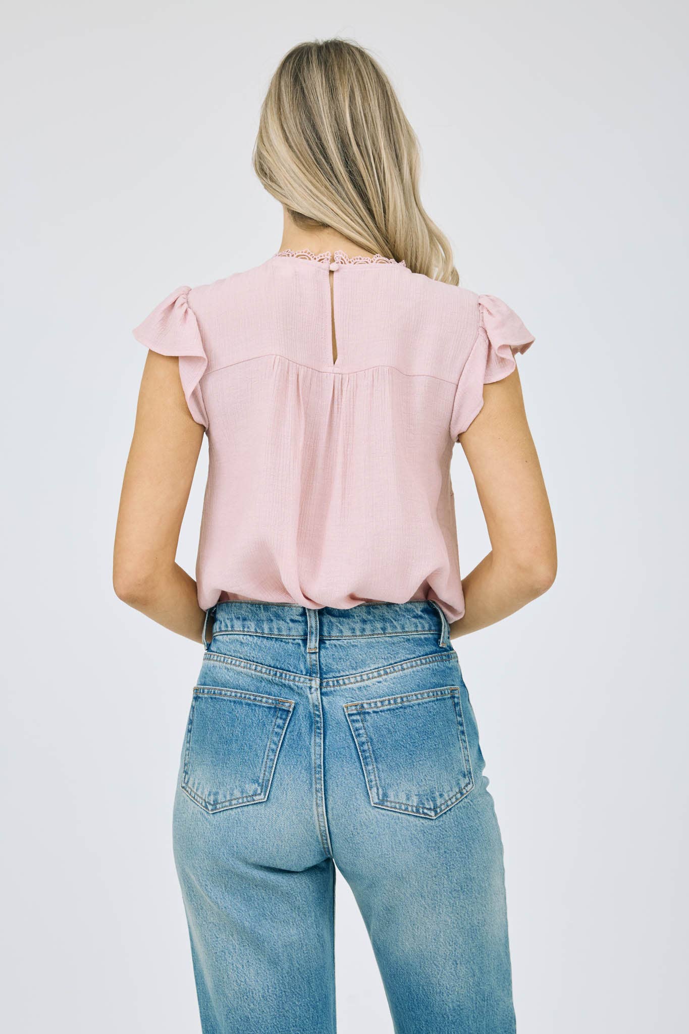 LACE PANEL SHORT RUFFLE SLEEVE BLOUSE: BLUSH