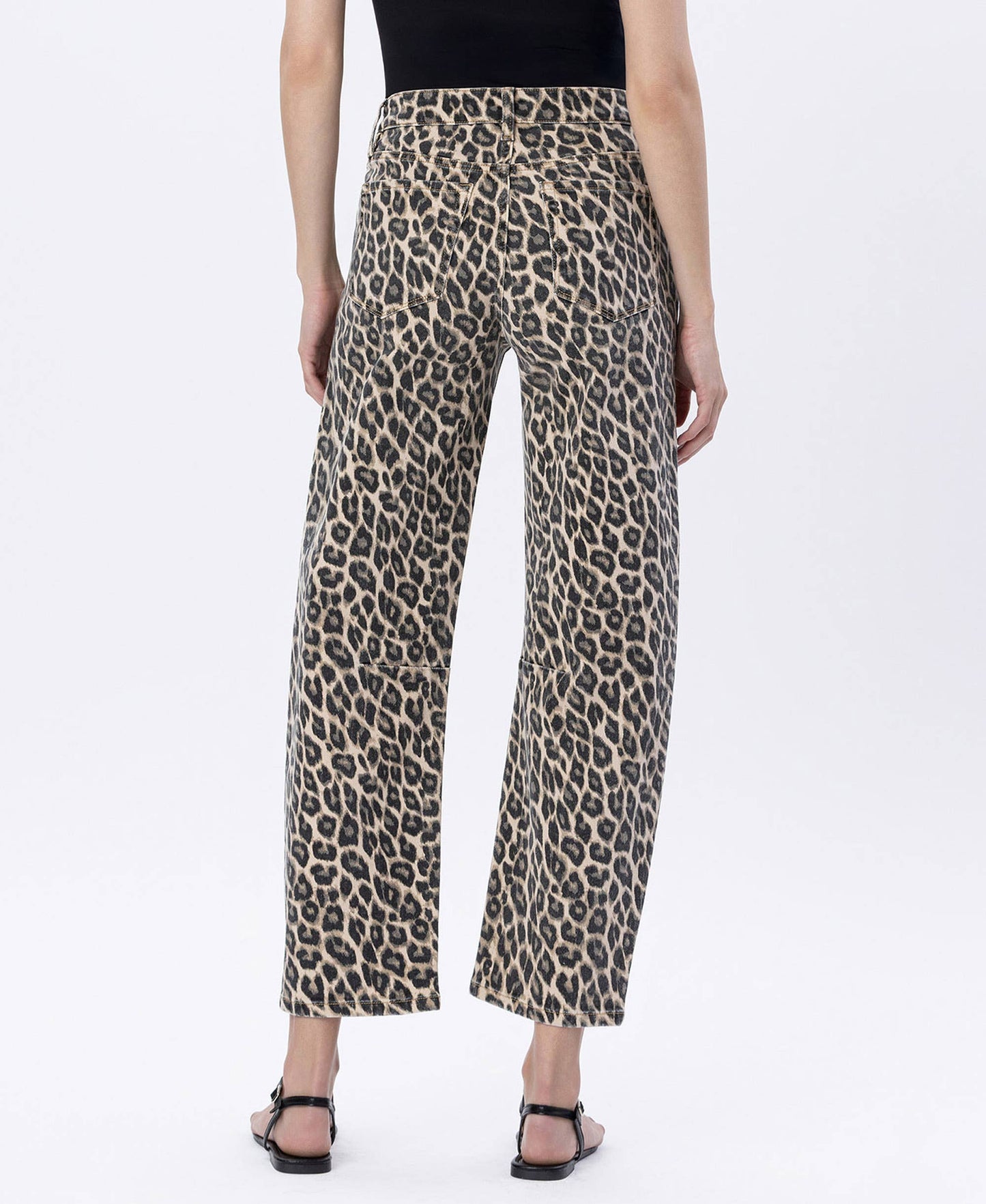 HIGH RISE LEOPARD BARREL JEANS