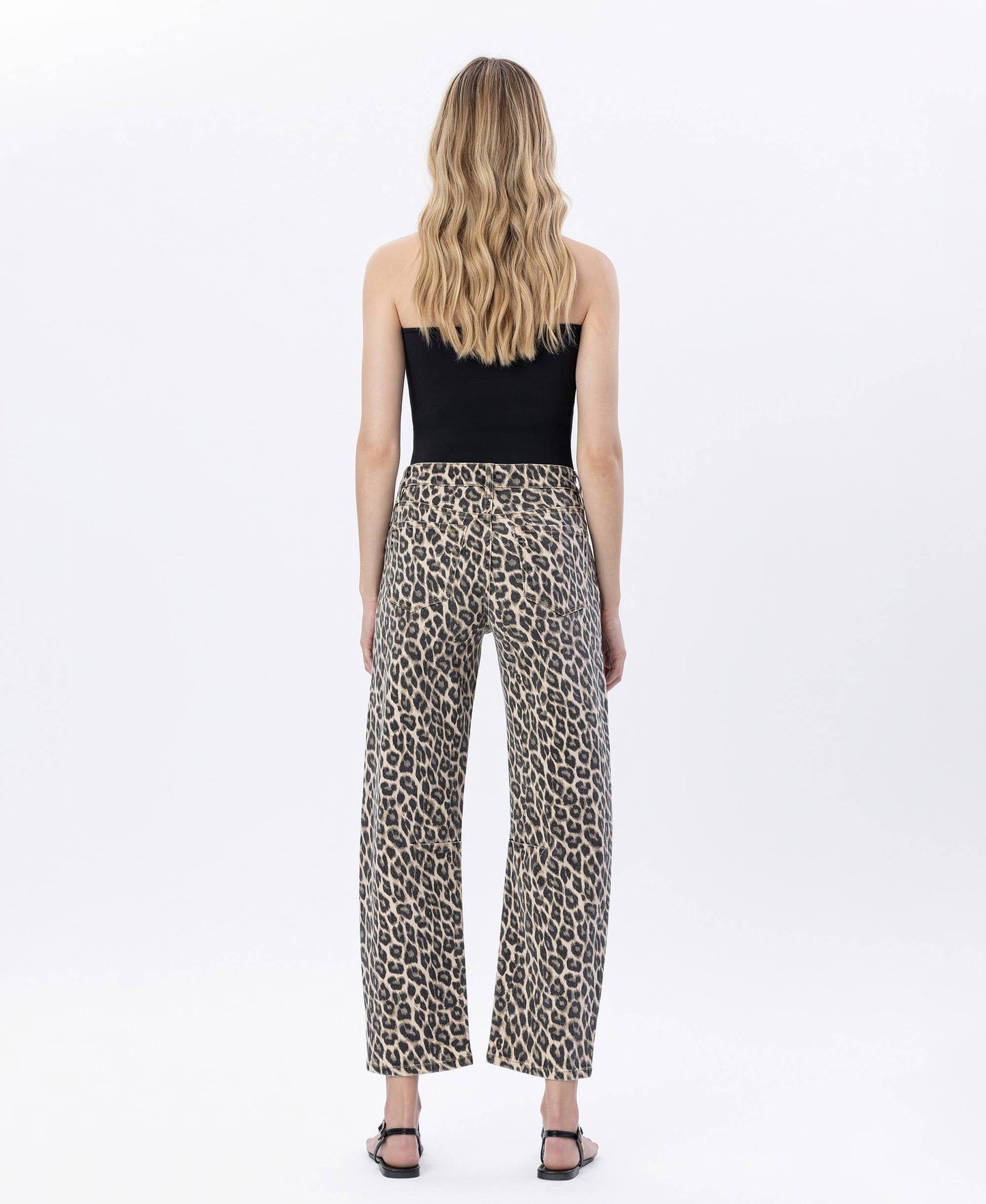 HIGH RISE LEOPARD BARREL JEANS