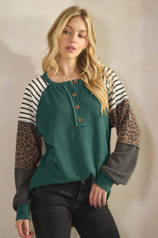 LONG SLEEVE SOLID AND PRINT URBAN RIB CONTRAST TOP: HUNTER GREEN
